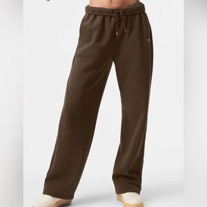 New! Alo Yoga Accolade Straight Leg Sweatpant